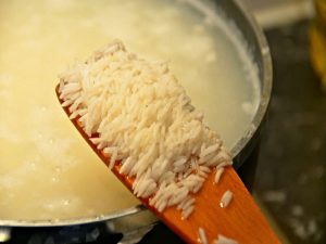خیساندن برنج با آب سرد یا آب گرم صورت می گیرد